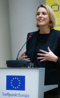 Am 20. Oktober 2014 nahm Staatssekretärin Sonja Steßl (im Bild) die Partnerschaftsvereinbarung STRAT.AT 2020 von EU-Kommissar Johannes Hahn entgegen.