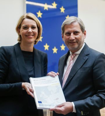 Am 20. Oktober 2014 nahm Staatssekretärin Sonja Steßl (l.) die Partnerschaftsvereinbarung STRAT.AT 2020 von EU-Kommissar Johannes Hahn (r.) entgegen.
