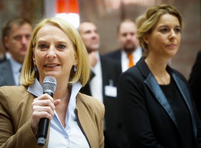 Am 22. Oktober 2014 hielt Staatssekretärin Sonja Steßl (r.) die Begrüßungsworte bei der Informationsveranstaltung „Digitales Österreich im Parlament“. Im Bild mit Nationalratspräsidentin Doris Bures (l.).