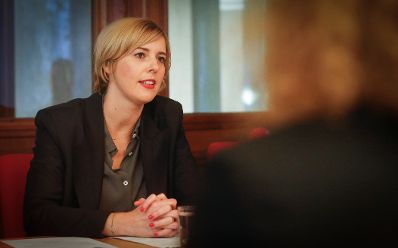 Am 12. November 2014 gab Staatssekretärin Sonja Steßl (im Bild) eine Pressekonferenz zu den Ergebnissen der „Cyber Übung CE.AT 2014“.