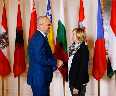 Am 24. November 2014 begrüßte Staatssekretärin Sonja Steßl (r.) die Delegationsleiter der Mitgliedstaaten der Zentraleuropäischen Initiative (ZEI) im Bundeskanzleramt. Im Bild mit dem Premierminister der Republik Albanien Edi Rama (l.).