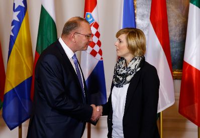 Am 24. November 2014 begrüßte Staatssekretärin Sonja Steßl (r.) die Delegationsleiter der Mitgliedstaaten der Zentraleuropäischen Initiative (ZEI) im Bundeskanzleramt. Im Bild mit dem Vize-Premierminister für Investitionen der Slowakischen Republik Ľubomír Vážny (l.).