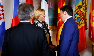 Am 24. November 2014 begrüßte Staatssekretärin Sonja Steßl (r.) die Delegationsleiter der Mitgliedstaaten der Zentraleuropäischen Initiative (ZEI) im Bundeskanzleramt. Im Bild mit dem Ministerpräsidenten der Italienischen Republik Matteo Renzi (r.) und Bundeskanzler Werner Faymann (l.).