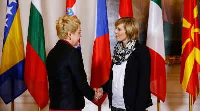 Am 24. November 2014 begrüßte Staatssekretärin Sonja Steßl (r.) die Delegationsleiter der Mitgliedstaaten der Zentraleuropäischen Initiative (ZEI) im Bundeskanzleramt. Im Bild mit der Vize-Außenministerin der Ukraine Nataliia Galibarenko (l.).