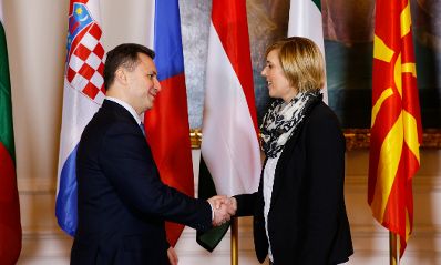 Am 24. November 2014 begrüßte Staatssekretärin Sonja Steßl (r.) die Delegationsleiter der Mitgliedstaaten der Zentraleuropäischen Initiative (ZEI) im Bundeskanzleramt. Im Bild mit dem Premierminister der Republik Mazedonien Nikola Gruevski (l.).