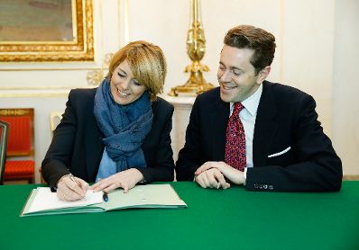 Am 16. Dezember 2014 unterzeichnete Staatssekretärin Sonja Steßl (l.) gemeinsam mit Staatssekretär Harald Mahrer (r.) die Stiftungserklärung zum „Wiener Kongress der europäischen Jugend“ nach dem Ministerrat.