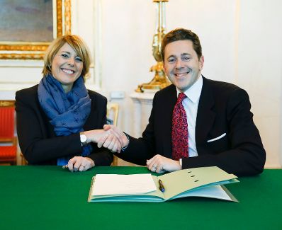 Am 16. Dezember 2014 unterzeichnete Staatssekretärin Sonja Steßl (l.) gemeinsam mit Staatssekretär Harald Mahrer (r.) die Stiftungserklärung zum „Wiener Kongress der europäischen Jugend“ nach dem Ministerrat.