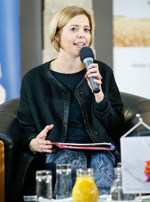 Am 29. Jänner 2015 fand eine Podiumsdiskussion zu dem Thema ''Chancen der Handysignatur in der Wirtschaft, Klarnamendebatte im Web, Digital Natives" statt. Im Bild Staatssekretärin Sonja Steßl.