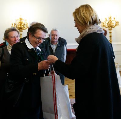Am 9. März 2015 begrüßte Staatssekretärin Sonja Steßl (r.) den Pensionistenverband aus Hartberg.