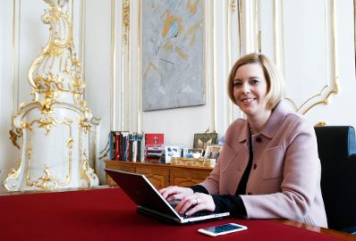 Mittels Handy-Signatur unterzeichnet Staatssekretärin Sonja Steßl das Vorwort zum Bericht der Plattform Digitales Österreich.