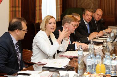 Am 11. Mai 2015 gab Staatssekretärin Sonja Steßl (2.v.l.) eine Pressekonferenz "Meilenstein für das Digitale Österreich: Neue Wege der E-Zustellung mit dem Bankident-Verfahren".
