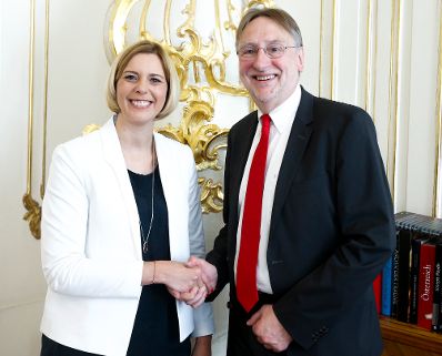 Am 11. Mai 2015 empfing Staatssekretärin Sonja Steßl (l.) den Vorsitzenden des Ausschusses für internationalen Handel im Europäischen Parlament, Bernd Lange (r.) zu einem Arbeitsgespräch im Bundeskanzleramt.