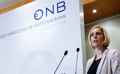 Am 15. Juni 2015 eröffnete Staatssekretärin Sonja Steßl (im Bild) die 43. Volkswirtschaftliche Tagung der Österreichischen Nationalbank.