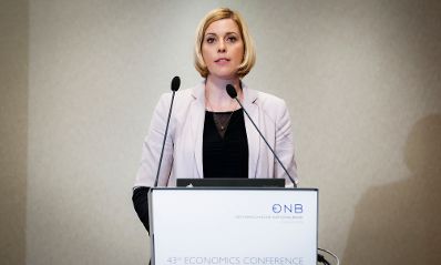 Am 15. Juni 2015 eröffnete Staatssekretärin Sonja Steßl (im Bild) die 43. Volkswirtschaftliche Tagung der Österreichische Nationalbank.