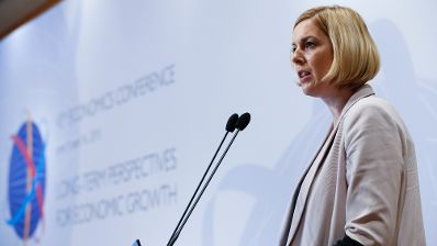 Am 15. Juni 2015 eröffnete Staatssekretärin Sonja Steßl (im Bild) die 43. Volkswirtschaftliche Tagung der Österreichischen Nationalbank.