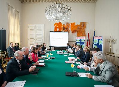 Am 18. Juni 2015 lud Staatssekretärin Sonja Steßl gemeinsam mit Staatssekretär Harald Mahrer Vertreter und Vertreterinnen der Bundesministerien zur 1. Arbeitssitzung der Koordinierung einer Digitalen Roadmap der Bundesregierung ein.