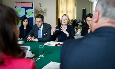 Am 18. Juni 2015 lud Staatssekretärin Sonja Steßl (r.) gemeinsam mit Staatssekretär Harald Mahrer (l.) Vertreter und Vertreterinnen der Bundesministerien zur 1. Arbeitssitzung der Koordinierung einer Digitalen Roadmap der Bundesregierung ein.