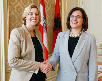 Am 29. Juni 2015 empfing Staatssekretärin Sonja Steßl (l.) die albanische Ministerin für Innovation und öffentliche Verwaltung Milena Harito (r.) zu einem Arbeitsgespräch.