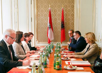 Am 29. Juni 2015 empfing Staatssekretärin Sonja Steßl (r.) die albanische Ministerin für Innovation und öffentliche Verwaltung Milena Harito (l.) zu einem Arbeitsgespräch.