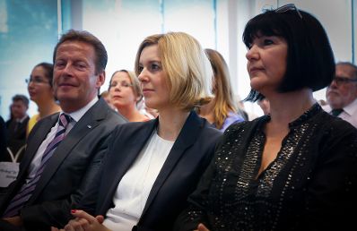 Am 3. Juli 2015 hielt Staatssekretärin Sonja Steßl (m.) eine Festansprache für die Absolventinnen und Absolventen der Studiengänge Public Management an der Fachhochschule Campus Wien.