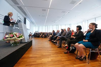 Am 3. Juli 2015 hielt Staatssekretärin Sonja Steßl (im Bild) eine Festansprache für die Absolventinnen und Absolventen der Studiengänge Public Management an der Fachhochschule Campus Wien.
