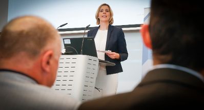 Am 3. Juli 2015 hielt Staatssekretärin Sonja Steßl (im Bild) eine Festansprache für die Absolventinnen und Absolventen der Studiengänge Public Management an der Fachhochschule Campus Wien.