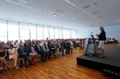 Am 3. Juli 2015 hielt Staatssekretärin Sonja Steßl eine Festansprache für die Absolventinnen und Absolventen der Studiengänge Public Management an der Fachhochschule Campus Wien.
