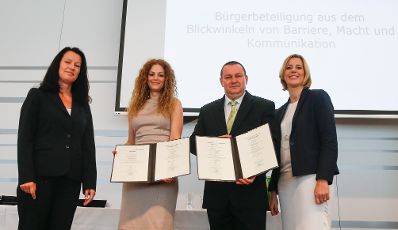 Am 3. Juli 2015 hielt Staatssekretärin Sonja Steßl (r.) eine Festansprache für die Absolventinnen und Absolventen der Studiengänge Public Management an der Fachhochschule Campus Wien.