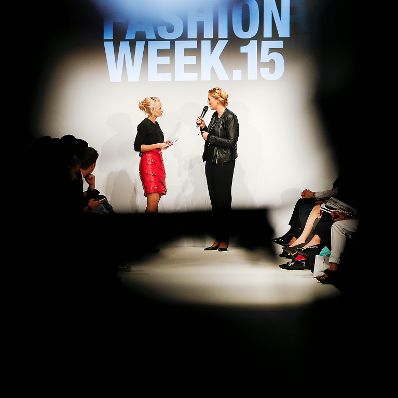 Am 7. September 2015 eröffnete Staatssekretärin Sonja Steßl (r.) die "MQ Vienna Fashion Week" im MuseumsQuartier.