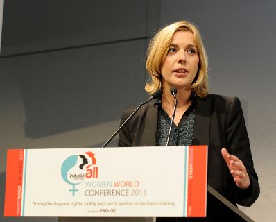 Am 14. September 2015 hielt Staatssekretärin Sonja Steßl (im Bild) ihr Eröffnungsstatement bei der IndustriALL Global Union Weltfrauenkonferenz.