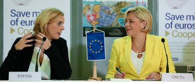 Am 21. September 2015 empfing Staatssekretärin Sonja Steßl (l.) die EU-Kommissarin für Regionalpolitik, Corina Crețu (r.) anlässlich des heurigen European Cooperation Day und des 25-jährigen Jubiläums der grenzüberschreitenden INTERREG-Initiative zu einem Pressegespräch in Nussdorf.