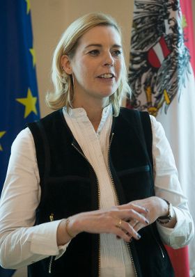 Am 12. Oktober 2015 empfing Staatssekretärin Sonja Steßl (im Bild) den Präsidenten des Bundesverbandes mittelständische Wirtschaft Mario Ohoven zu einem Arbeitsgespräch.
