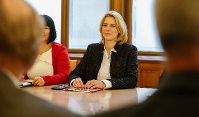 Am 30. Oktober 2015 fand der Auftakt der Gehaltsverhandlungen Öffentlicher Dienst in der Hohenstaufengasse statt. Im Bild Staatssekretärin Sonja Steßl.