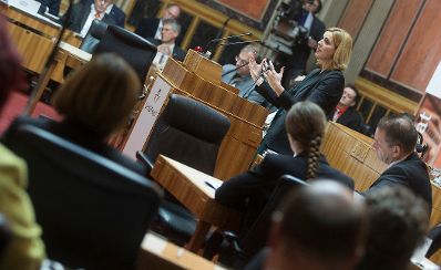 Am 18. November 2015 fand die parlamentarische Enquete "Digitaler Wandel und Politik" statt. Im Bild Staatssekretärin Sonja Steßl.