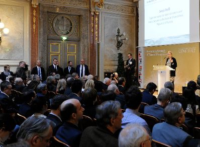 Am 19. Jänner 2016 hielt Staatssekretärin Sonja Steßl (im Bild) beim 13. Wiener Kongress com.sult 2016 - "Future of Growth" im Haus der Industrie ein Impuslrefrat.