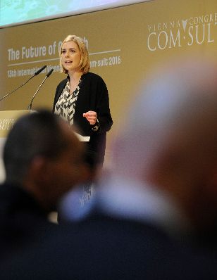 Am 19. Jänner 2016 hielt Staatssekretärin Sonja Steßl (im Bild) beim 13. Wiener Kongress com.sult 2016 - "Future of Growth" im Haus der Industrie ein Impulreferat.