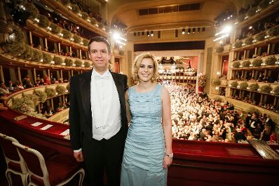 Am 4. Februar 2016 besuchte Staatssekretärin Sonja Steßl (r.) mit ihrem Lebensgefährten (l.) den Wiener Opernball.