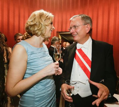 Am 4. Februar 2016 besuchte Staatssekretärin Sonja Steßl (l.) den Wiener Opernball. Im Bild mit Sozialminister Alois Stöger (r.).