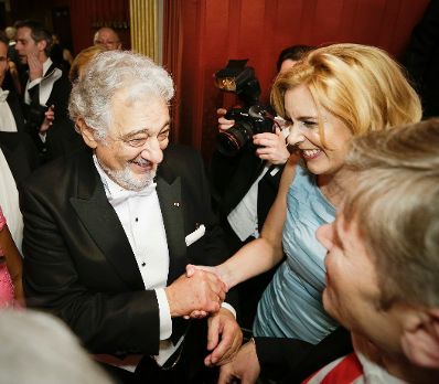 Am 4. Februar 2016 besuchte Staatssekretärin Sonja Steßl (r.) den Wiener Opernball. Im Bild mit Opernsänger Plácido Domingo (l.).