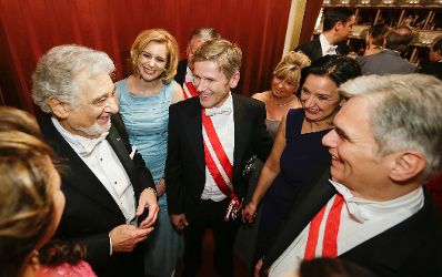Am 4. Februar 2016 besuchte Staatssekretärin Sonja Steßl (m.l.) den Wiener Opernball. Im Bild mit Kanzleramtsminister Josef Ostermayer (m.r.), Opernsänger Plácido Domingo (l.) und Bundeskanzler Werner Faymann (r.).