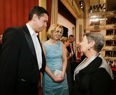 Am 4. Februar 2016 besuchte Staatssekretärin Sonja Steßl (m.) mit ihrem Lebensgefährten (l.) den Wiener Opernball. Im Bild mit Margit Fischer (r.).