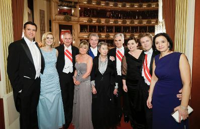 Am 4. Februar 2016 besuchte Staatssekretärin Sonja Steßl mit ihrem Lebensgefährten (l.) den Wiener Opernball.