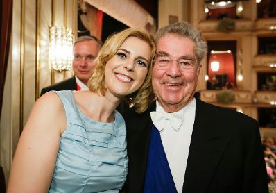 Am 4. Februar 2016 besuchte Staatssekretärin Sonja Steßl (l.) den Wiener Opernball. Im Bild mit Bundespräsident Heinz Fischer (r.).
