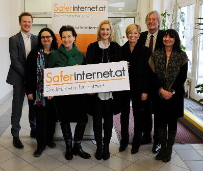 Am 8. Februar 2016 besuchte Staatssekretärin Sonja Steßl (m.) gemeinsam mit Bildungsministerin Gabriele Heinisch-Hosek (m.l.) anlässlich des Safer Internet Days das Gymnasium BG/WRG Feldgasse.