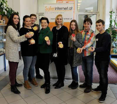 Am 8. Februar 2016 besuchte Staatssekretärin Sonja Steßl (m.r.) gemeinsam mit Bildungsministerin Gabriele Heinisch-Hosek (m.l.) anlässlich des Safer Internet Days das Gymnasium BG/WRG Feldgasse.