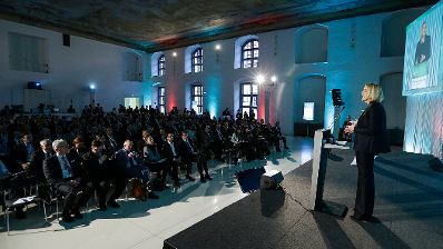 Am 18. Februar 2016 wurde beim IKT-Konvent in der Aula der Wissenschaften das Diskussionspapier DIGITAL ROADMAP von Staatssekretärin Sonja Steßl (im Bild) und Staatssekretär Harald Mahrer vorgestellt und mit Teilnehmerinnen und Teilnehmern diskutiert.