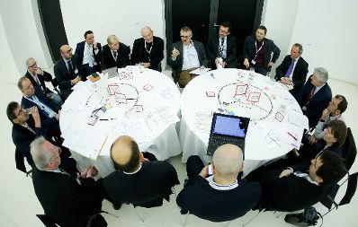Am 18. Februar 2016 wurde beim IKT-Konvent in der Aula der Wissenschaften das Diskussionspapier DIGITAL ROADMAP von Staatssekretärin Sonja Steßl und Staatssekretär Harald Mahrer vorgestellt und mit Teilnehmerinnen und Teilnehmern diskutiert.