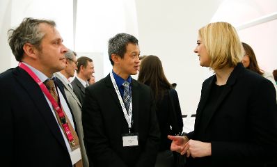 Am 18. Februar 2016 wurde beim IKT-Konvent in der Aula der Wissenschaften das Diskussionspapier DIGITAL ROADMAP von Staatssekretärin Sonja Steßl (r.) und Staatssekretär Harald Mahrer vorgestellt und mit Teilnehmerinnen und Teilnehmern diskutiert.