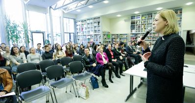 Am 26. Februar 2016 besuchte Staatssekretärin Sonja Steßl (r.) gemeinsam mit Bildungsministerin Gabriele Heinisch-Hosek zum Thema "Digitale Bildung im berufsbildenden Schulwesen" die HAK 10 in Wien.