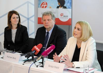 Am 18. April 2015 gab Staatssekretärin Sonja Steßl eine Pressekonferenz zum Thema "Handy-Signatur – der sichere digitale Ausweis. Jetzt auch als App". Im Bild (r.) mit dem A-Trust Geschäftsführer Michael Butz (m.).
